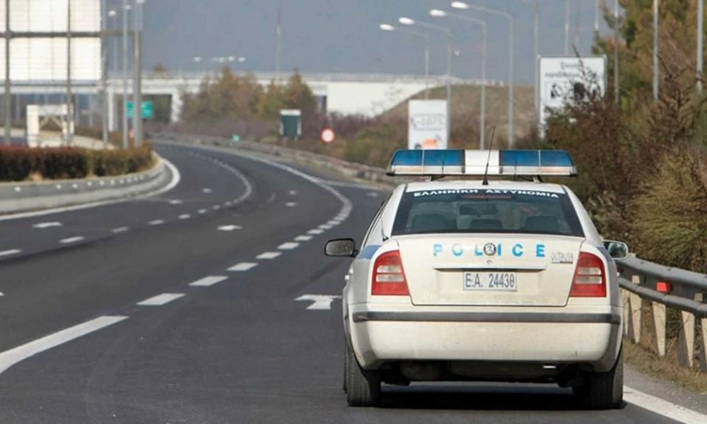 Φωτιά σε αυτοκίνητο στην Αθηνών – Κορίνθου – Κλειστή η εθνική και στα δύο ρεύματα